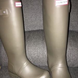 Women’s Hunter Rain Boots Size 6